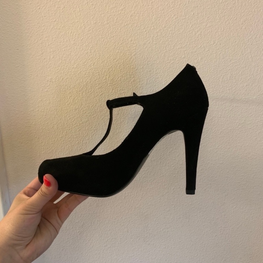 Brand New black Guess Heels